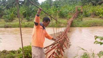 Un Pont Dans Le Centre De Bengkulu Brisé Par Des Crues Soudaines