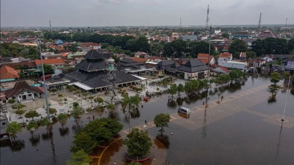Banjir Demak Rendam 330 Sekolah, Belasan Ribu Siswa Tak Bisa Aktif Belajar