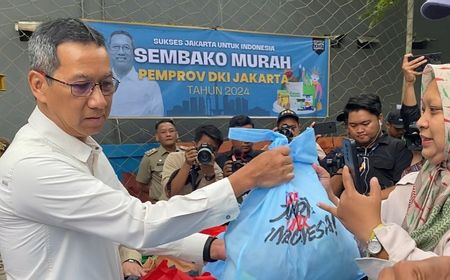 DPRD Kritik Spanduk Biru dengan Wajah Heru Budi di Pembagian Sembako Murah: Harus Begitu? Ada Instruksi Presidennya?