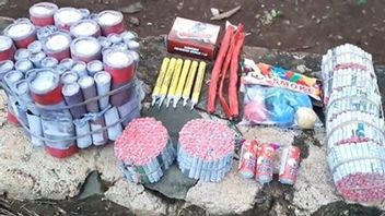 ソーシャルメディアから学ぶ、ポノロゴの11人の子供たちが爆竹を組み立てました