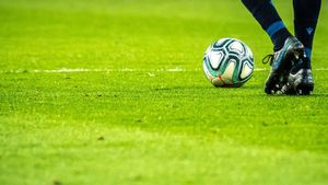 Touching The Ball Outside The Penalty Box, What's The Reason Why The FA Cup Final Goalkeeper Was Not Given A Red Card?
