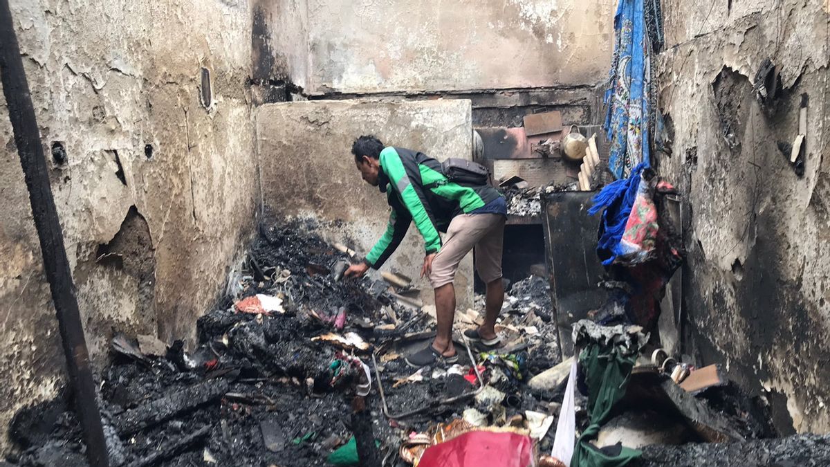 细雨倾盆，曼邦贾克塞尔火灾受害者撬开碎片，找到仍然可以使用的贵重物品