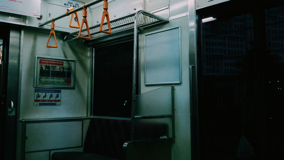 KAI Commuter's Response After Viral Video Of Laptop Bag Theft Inside The Angke Destination Train