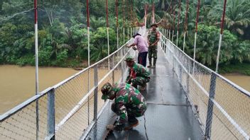TNI termine la réparation du pont suspendu de Padang Lawas Utara, l'accès des habitants est de nouveau normal