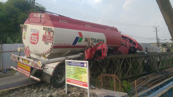 おっと！再びペルタミナトラックがタンゲランの道路利用者を襲う