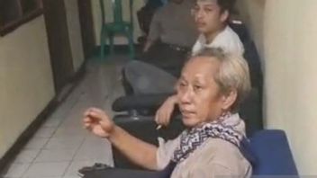 病毒:假哈比卜男子的标题,在茂物的伊斯兰寄宿学校周围寻找手套