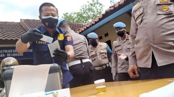 La Police Régionale De Bandung Procède à Un Test D’urine Concernant Le Cas Du Chef De La Police D’Astanaanyar Qui S’est Impliqué Dans La Drogue