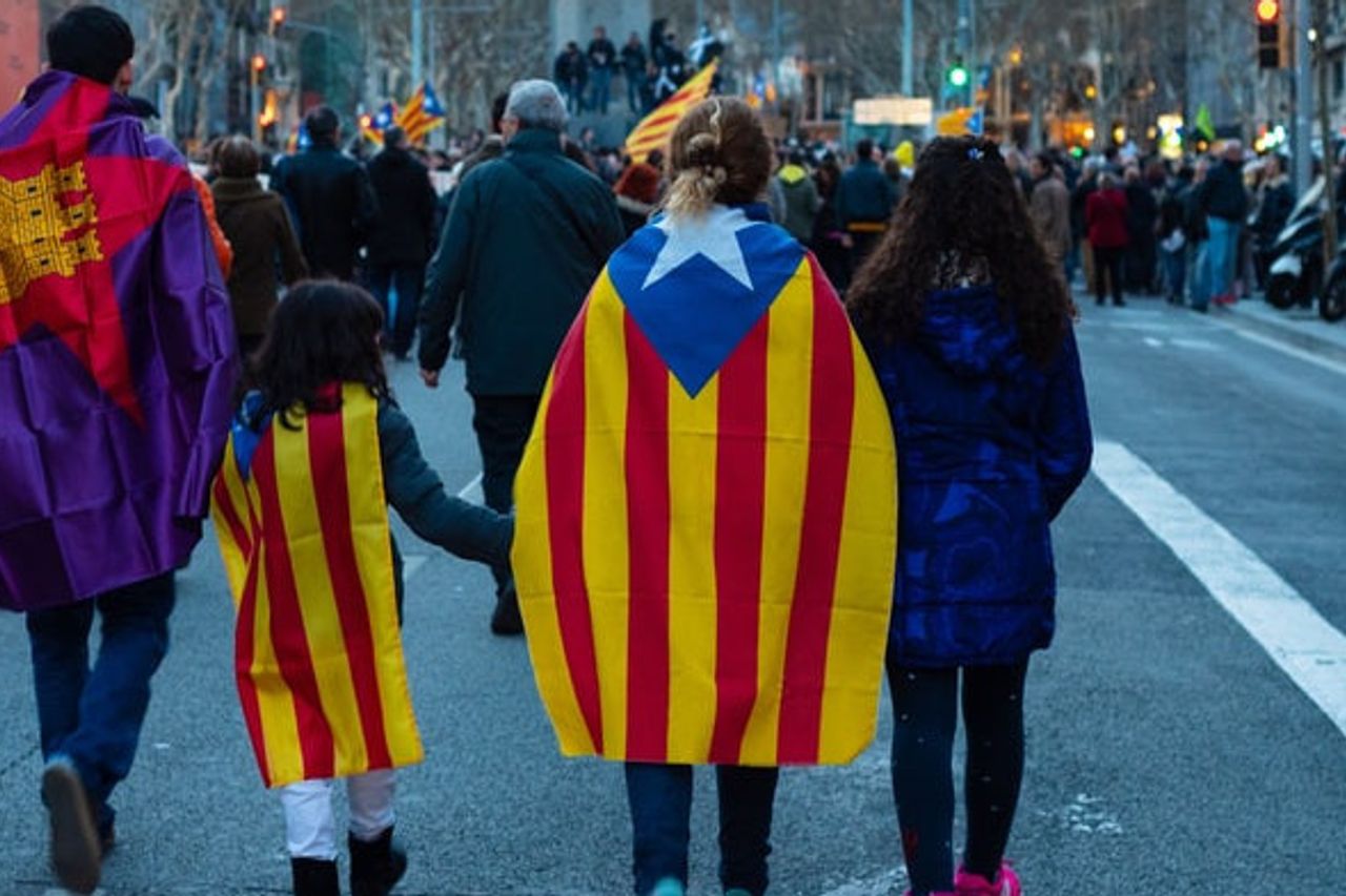 COVID-19 スペインからの分離へのカタルーニャの欲求を再加熱