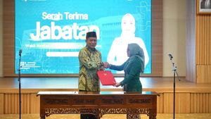 Ferry Serah Terima Jabatan Wamenkop kepada Farida Darichah