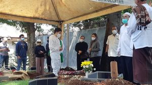 Anak Jane Shalimar, Muhammad Zarno Menahan Pilu di Pemakaman Ibunya