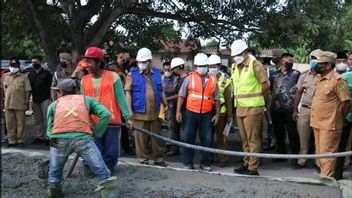 Bobby Nasution's Action Directly Monitors Medan Road Concrete Until Night