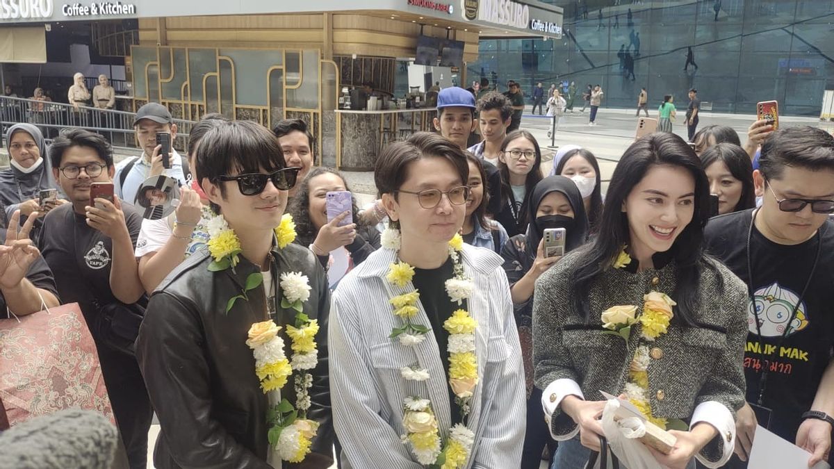 Hundreds Of Fans Welcome The Arrival Of Pee Mak Film Actors And Directors At Soetta Airport