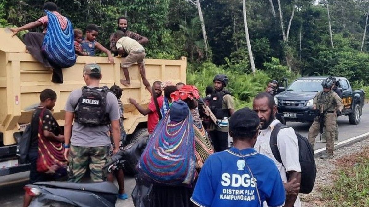 KKB And TNI Police Weapons Contact, 156 Papuan Nogoloit Residents Evacuate To Siloam Church In Kenyam