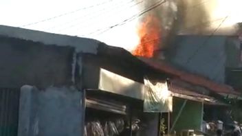 Due To An Electric Short Circuit, A 2-story House Burned Down In Cakung