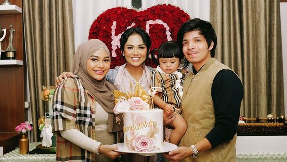 cadeau spécial Aurel Hermansyah pour le Nataldayanti pour son anniversaire