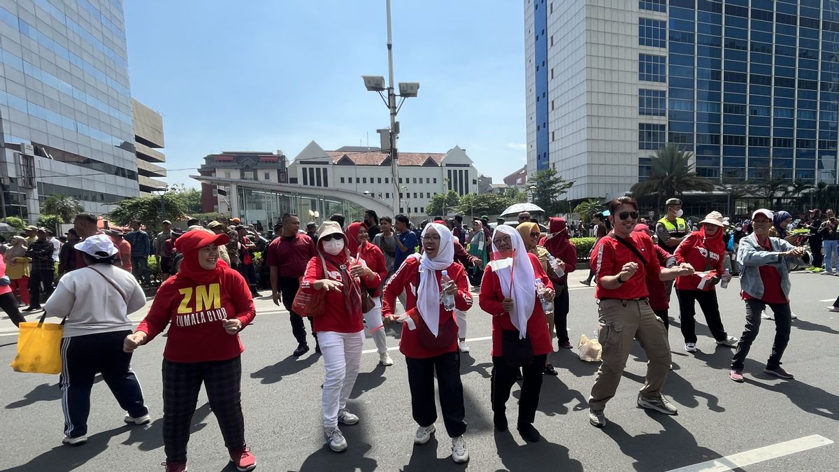 Les communautés de Padati Daerah de Thamrin pour profiter de la place de la fête populaire de Prabowo-Gibran inauguration