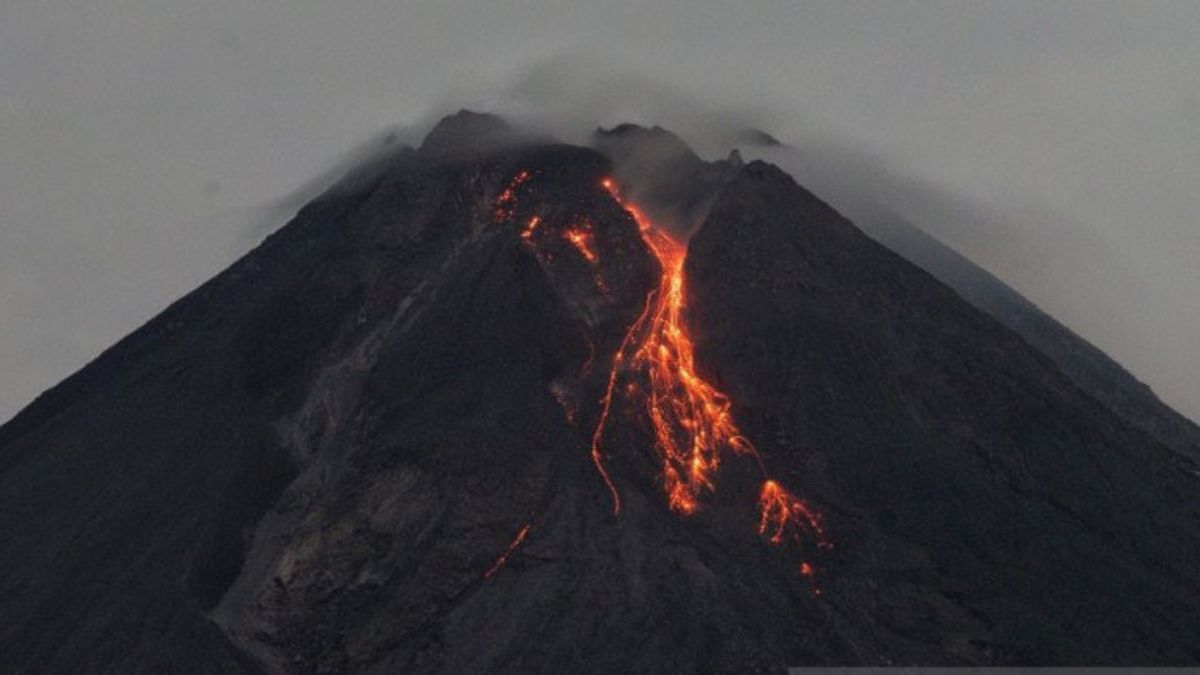 Après Avoir Vomi Auparavant, Aujourd’hui, Le Mont Merapi Lance De La Lave Au Sud-ouest Et Au Sud-est