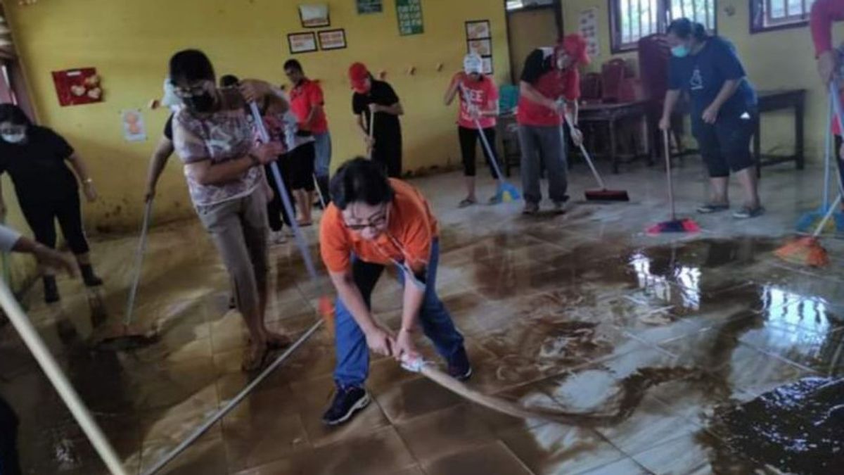 2 Thousand ASN Deployed To Help Residents Clean Up Flood Remains In Southeast Minahasa