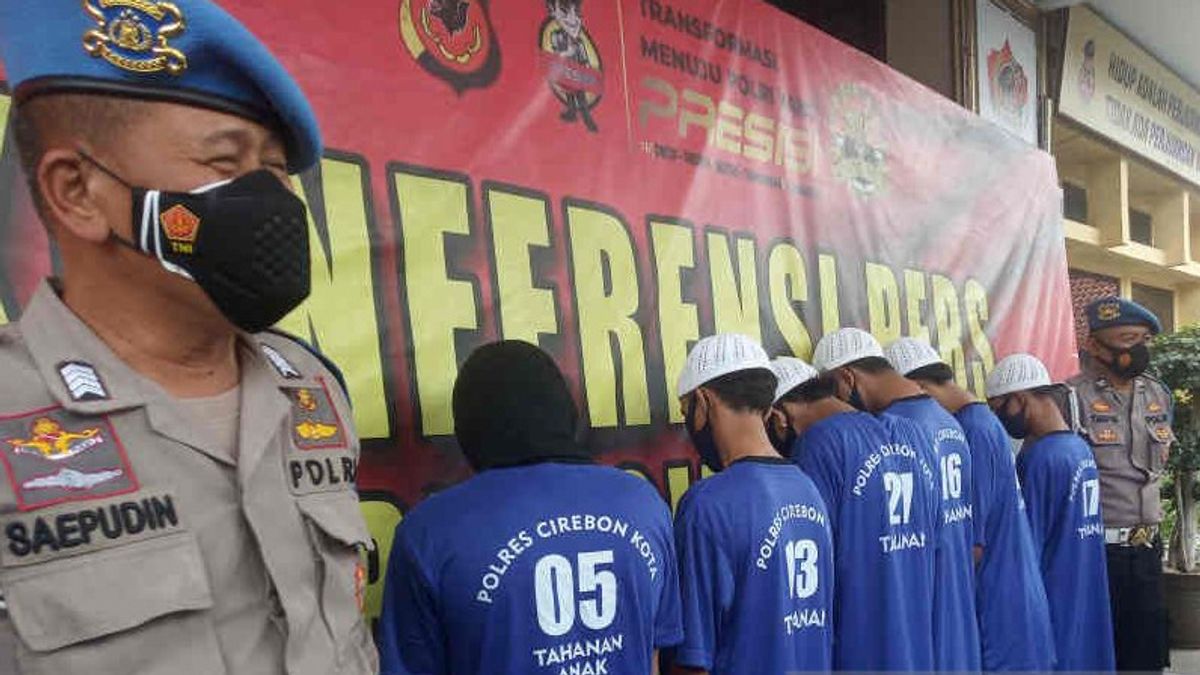 Swing A Sickle To Challenge Other Groups To A Duel, Youth In Cirebon Become Monthly Receiving 100 Stitches