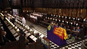 Tongkat Kerajaan dan Mahkota Diserahkan Kepada Dean of Windsor: Alunan Bagpipe Iringi Penurunan Peti Mati Ratu Elizabeth II