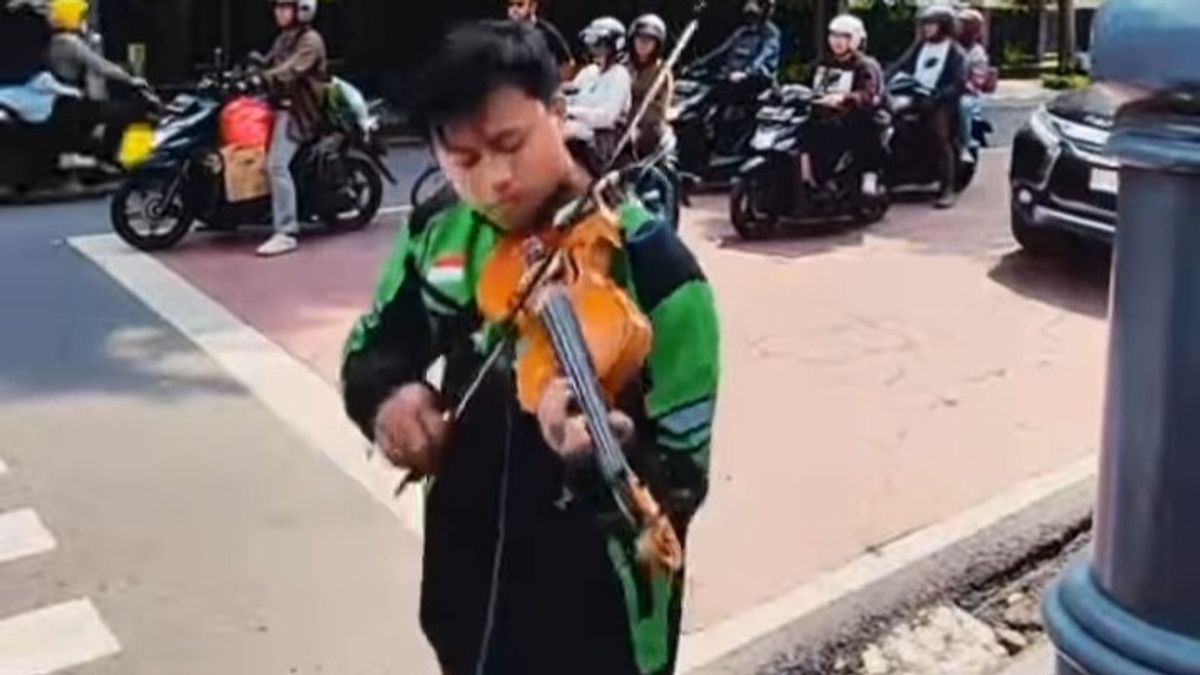 جاكرتا - سائق سيارة أوجيك على الإنترنت يلعب الكمان على جانب الطريق ، من هو؟