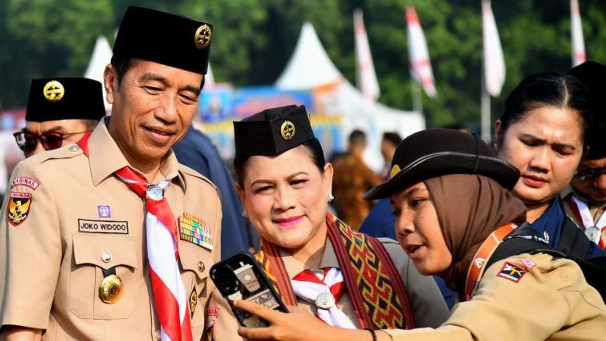 Wearing Scout Uniforms, President And First Lady Review National Raimuna XII