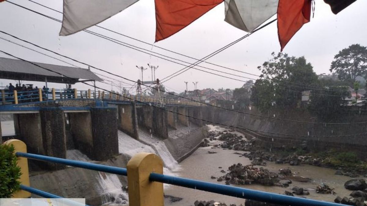 Bendung Katulampa Bogor在下雨一整天后仍然安全