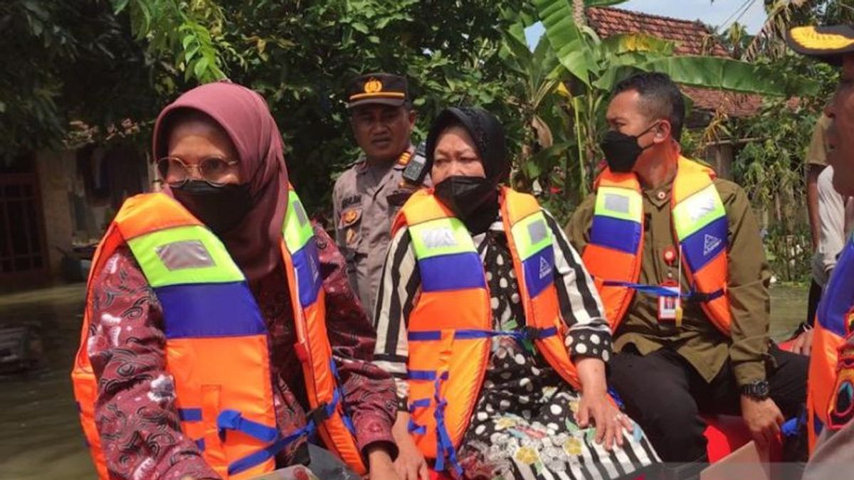 Terjang Banjir 3 Meter dengan Perahu Karet, Mensos Risma Beri Bantuan ke Warga Terisolasi di Pati
