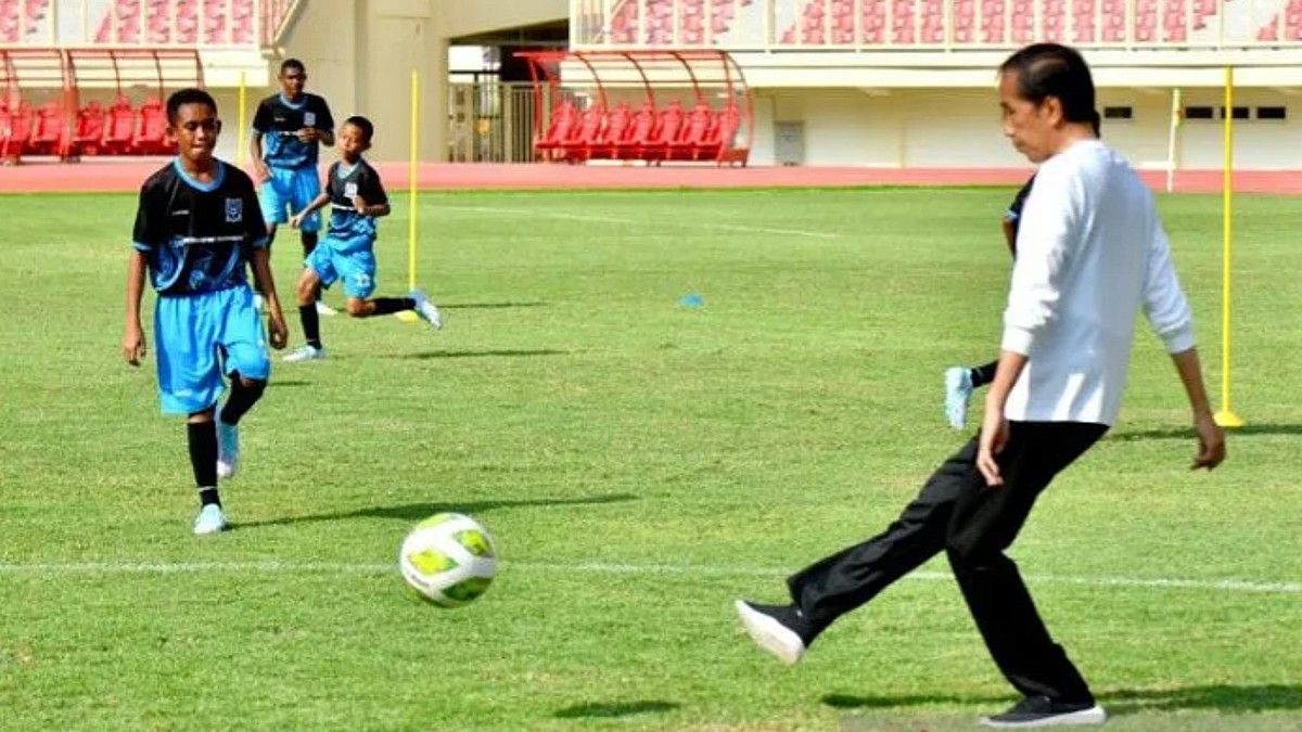 巴布亚足球学院开幕式上，佐科威被要求更加关注体育设施