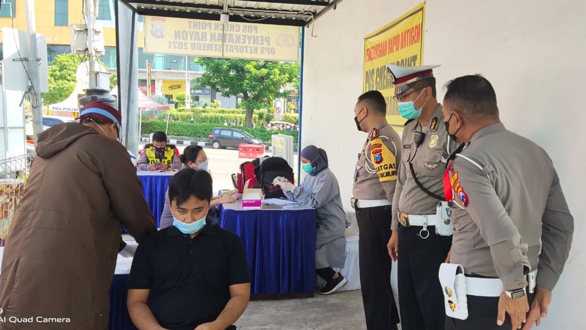  La Police De Surabaya Facilite L’écouvillon Antigène Gratuit Pour Les Voyageurs De Retour