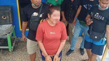 警察に逮捕された39歳の女性