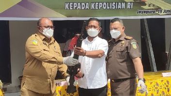 Jayapura Kejari Returns M 16 Senpi To Jayapura Police