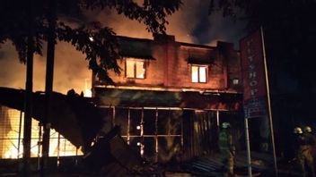 Hindari Api, Dua Orang Terjun dari Lantai 2 Ruko yang Terbakar di Pasar Kemis
