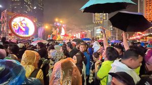 Hujan, Masyarakat Tetap Antusias Nikmati Perayaan Malam Tahun Baru 2026 di Bundaran HI