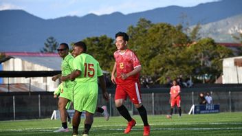 副大統領ギブラン、パプア山脈ワメナの子どもたちと一緒にサッカー