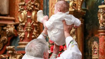 洗面器で足を滑って殴り、牧師はバプテスマで赤ちゃんを虐待したと非難