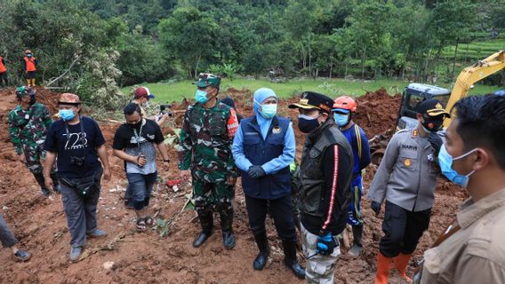 Khofifah Tinjau Longsor Nganjuk, Bupati Janji Pencarian Korban Selama 14 Hari