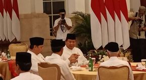 Buka Puasa Kabinet, Jokowi Kedapatan Berbincang dengan Prabowo-Airlangga