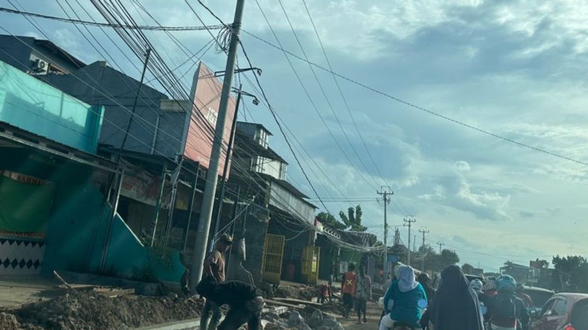 Warga Bekasi Desak Pemprov Jabar Rampungkan Jalan Cikarang-Cibarusah