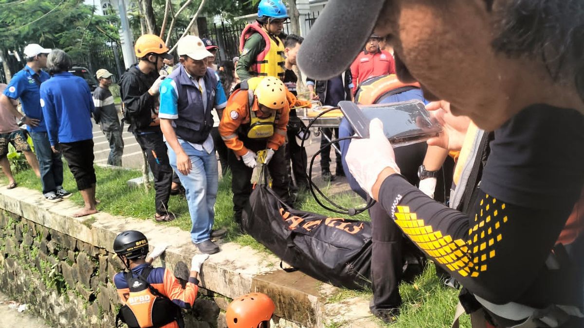 BPBD Tangsel和SAR小组发现了一名餐馆员工的尸体,该员工被Sasak Ciputat河的水流拖曳