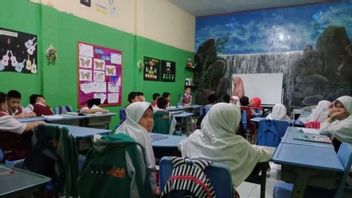 SD In Makassar Closes After Dozens Of Students And Teachers Are Exposed To COVID-19