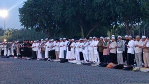 Usai Gelar Salat Magrib Berjamaah, Peserta Aksi 212 Khatamkan Al Quran