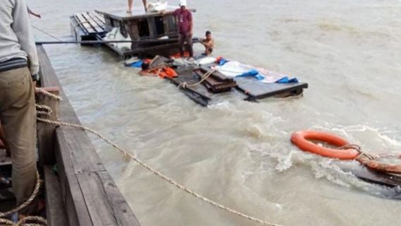 Le navire de transport Karam, 40 tonnes de riz Bulog submergé dans l’eau de mer