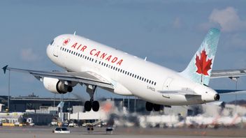 Air Canada Apologizes After Two Protested Passengers Were Dropped Off The Plane