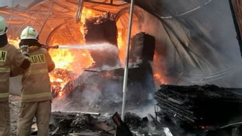 Trois entrepôts incendiés à Kembangan, pertes atteignant 3 milliards de roupies