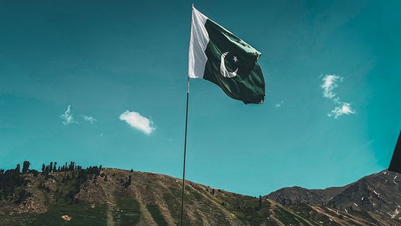 Une foule au Pakistan descend dans la rue : une attaque d'un convoi d'autobus qui a tué 40 musulmans