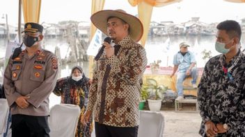 棉兰市长Bobby Nasution帮助Belawan的渔民获得燃料补贴