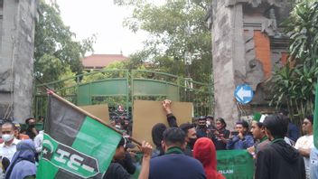 HMI Mass Demo في Bali DPRD ، أحضر ملصق 