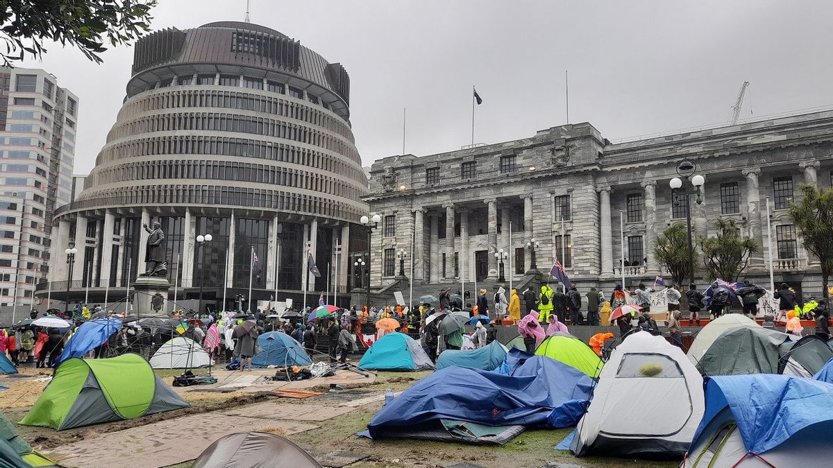 يواجه بحزم المتظاهرين المضادة للقاح، وشرطة نيوزيلندا تفكيك المخيمات والمركبات كرين