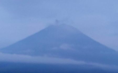 Gunung Semeru Erupsi 10 Kali di Awal Tahun 2025, Masyarakat Diminta Waspada